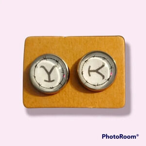 2 pair of stud earrings